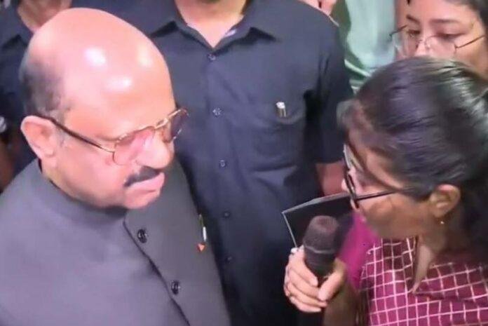 आरजी कर अस्पताल पहुंचकर प्रदर्शनकरी मेडिकल छात्रों से बात करते राज्यपाल।