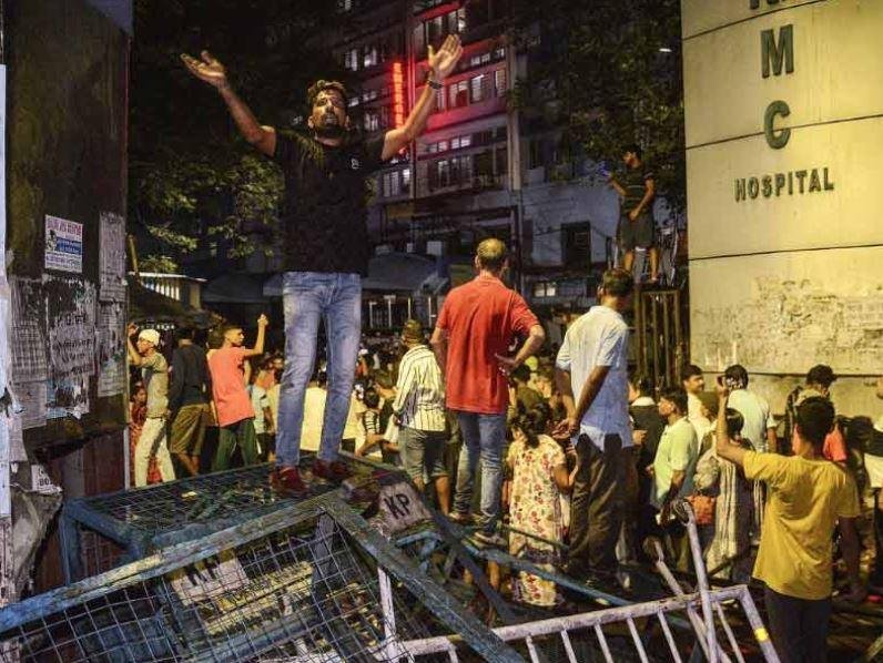 आरजी कर अस्पताल में बीते आधी रात को नाराज भीड़ के तांडव का दृश्य। 