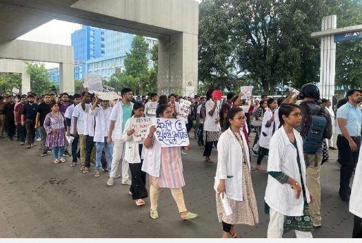 बुधवार को कोलकाता में निकले प्रतिवाद जुलूस में शामिल जूनियर डॉक्टर
