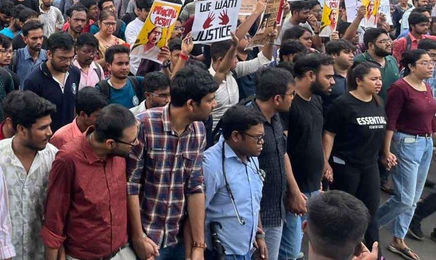 बुधवार को कोलकाता के आरजी कर अस्पताल से स्वास्थ्य भवन की ओर निकला जनियर डॉक्टरों का प्रतिवाद जुलूस