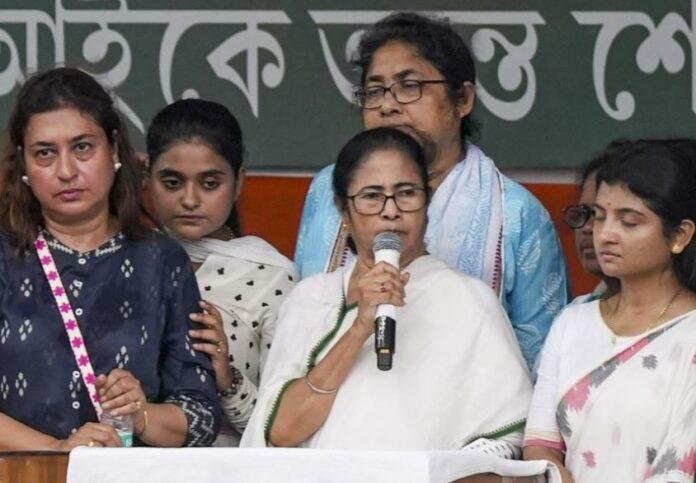 कोलकाता में शुक्रवार को प्रतिवाद सभा में बोलतीं सीएम ममता बनर्जी।