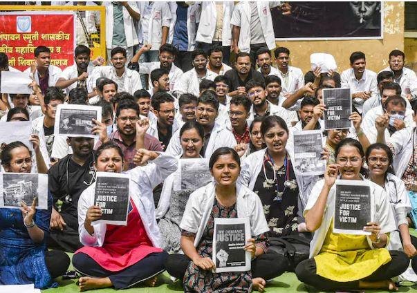 कोलकाता कांड के खिलाफ जूनियर डॉक्टरों का प्रदर्शन