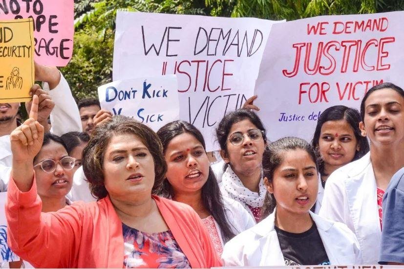Breaking: कोलकाता निर्भया कांड का जांच सीबीआई करेगी, हाईकोर्ट का आदेश कोलकाता निर्भया कांड के विरोध में मेडिकल छात्राओं का प्रदर्शन