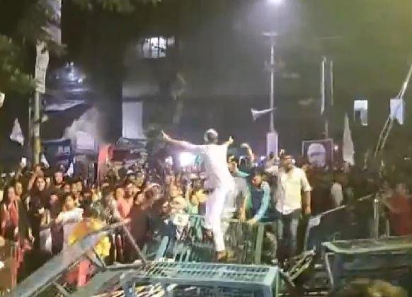 Breaking : ‘रात हमारी है’आंदोलनकारी महिलाओं की आड़ में तांडव करने वाले 50 के फोटो जारी, उपद्रवियों पर महिलाएं भी नाराज 2 22Scope News आरजी कर अस्पताल में बीती आधी रात को तांडव का झिलमिल नजारा।