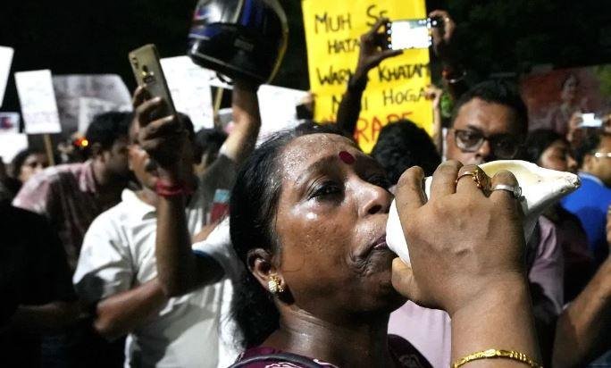 Breaking : ‘रात हमारी है’आंदोलनकारी महिलाओं की आड़ में तांडव करने वाले 50 के फोटो जारी, उपद्रवियों पर महिलाएं भी नाराज 1 22Scope News कोलकाता में बीती रात महिलाओं का प्रदर्शन