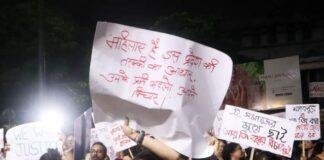 कोलकाता मेंं बीती रात मेडिकल छात्रा की मौत के खिलाफ महिलाओं का प्रदर्शन