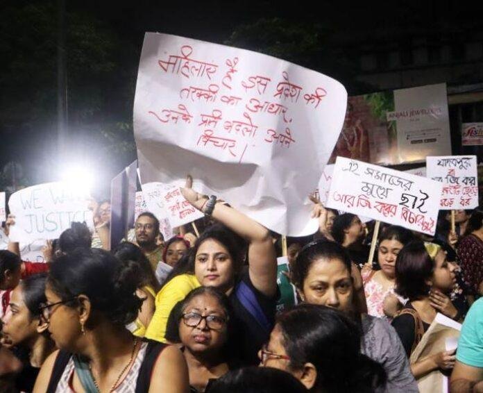कोलकाता में बीती रात प्रदर्शन-min कोलकाता मेंं बीती रात मेडिकल छात्रा की मौत के खिलाफ महिलाओं का प्रदर्शन