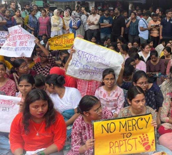 कोलकाता में आरजी कर मेडिकल कॉलेज में साथी महिला डॉक्टर के रेप और मर्डर से नाराज साथी जूनियर डॉक्टरों के आंदोलन को सीएम ममता ने बताया सही।