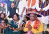 छत्तीसगढ़ में मुख्यमंत्री निवास पर हरेली पर्व मनाते सीएम विष्णुदेव साय। साथ हैं पूर्व सीएम और विधानसभा स्पीकर डॉ. रमन सिंह।