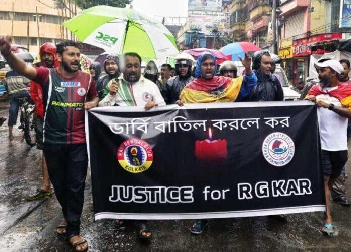 आरजी कर की घटना को लेकर न्याय की मांग पर कोलकाता में प्रतिवाद जुलूस निकालते फुटबॉल प्रेमी।