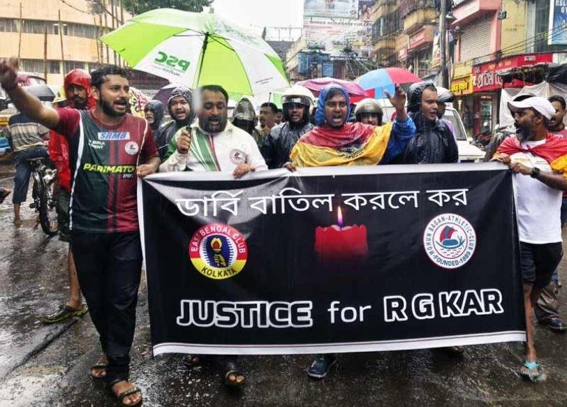 Breaking : सुप्रीम कोर्ट ने कोलकाता निर्भया कांड पर लिया स्वत: संज्ञान, मंगलवार को होगी ‘सुप्रीम सुनवाई’ आरजी कर की घटना को लेकर न्याय की मांग पर कोलकाता में प्रतिवाद जुलूस निकालते फुटबॉल प्रेमी।