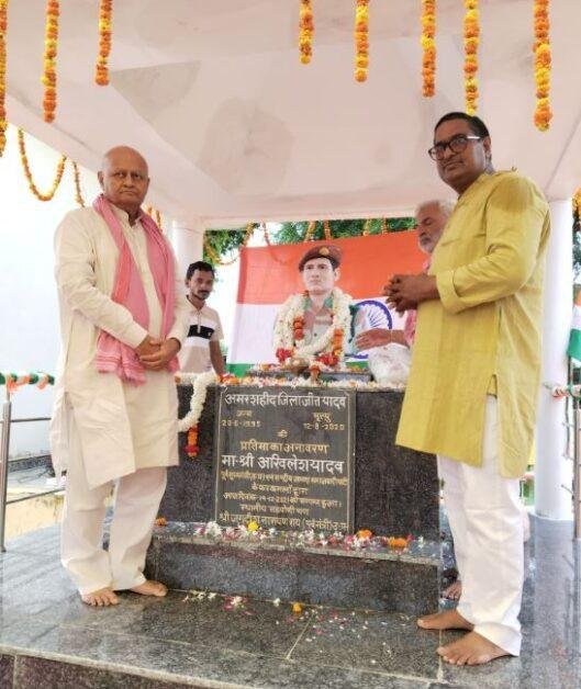 जौनपुर में शहीद जिलाजीत यादव की याद में शहादत दिवस पर तिरंगा यात्रा से पहले उनकी मूर्ति पर माल्यार्पण करते अतिथिगण।