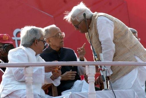कोलकाता के ब्रिगेड परेड ग्राउंड की एक पुरानी रैली में तत्कालीन सीएम ज्योति बसु के साथ बुद्धदेव भट्टाचार्य और विमान बसु के बीच गुफ्तगू की फाइल फोटो