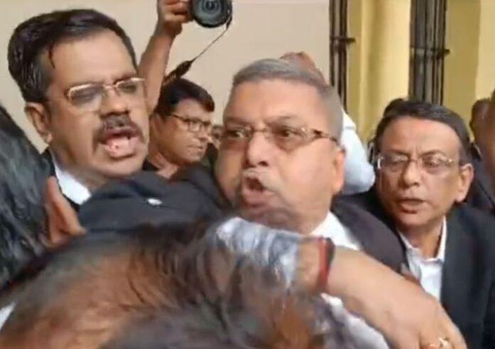 हाईकोर्ट में तृणमूल सांसद कल्याण बनर्जी ने खोया आपा