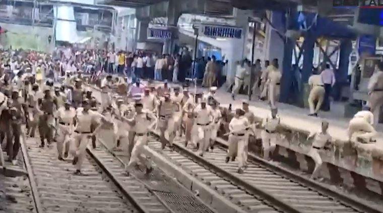 Breaking : छात्राओं के यौन उत्पीड़न से नाराज भीड़ ने महाराष्ट्र बदलापुर रोकीं ट्रेनें और किया पथराव, उग्र भीड़ ने पहले पुलिस को खदेड़ा, फिर पुलिस के लाठीचार्ज में कई घायल 2 22Scope News छात्राओं के यौन उत्पीड़न से नाराज भीड़ ने ठाणे में पुलिस को खदेड़ा