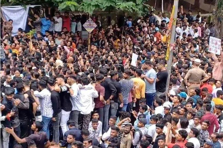 Breaking : छात्राओं के यौन उत्पीड़न से नाराज भीड़ ने महाराष्ट्र बदलापुर रोकीं ट्रेनें और किया पथराव, उग्र भीड़ ने पहले पुलिस को खदेड़ा, फिर पुलिस के लाठीचार्ज में कई घायल 3 22Scope News छात्राओं के यौन उत्पीड़न से नाराज भीड़ का महाराष्ट्र के ठाणे में प्रदर्शन