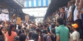 महाराष्ट्र के बदलापुर रेल स्टेशन पर आक्रोशित भीड़।