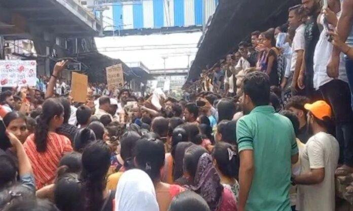 ठाने-min महाराष्ट्र के बदलापुर रेल स्टेशन पर आक्रोशित भीड़।