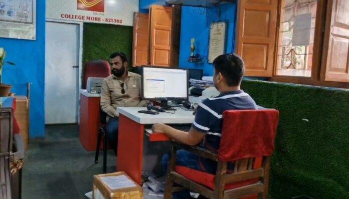 Hazaribagh : रक्षाबंधन को लेकर रविवार को भी है खुला है पोस्ट ऑफिस, बहनों की राखी भाई तक पहुंचाने का काम