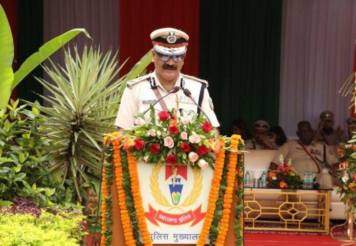 डीजीपी-min Ranchi : झारखंड पुलिस मुख्यालय में डीजीपी अनुराग गुप्ता ने झंडोत्तोलन किया, कहा-नक्सलवाद के खिलाफ जारी रहेगा...