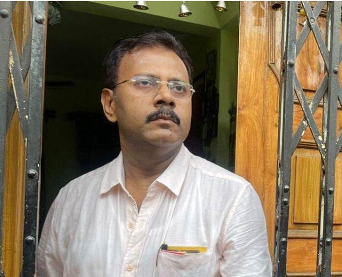 कोलकाता के बेलियाघाटा में सीबीआई टीम के लिए अपना गेट खोलते डॉ. संदीप घोष