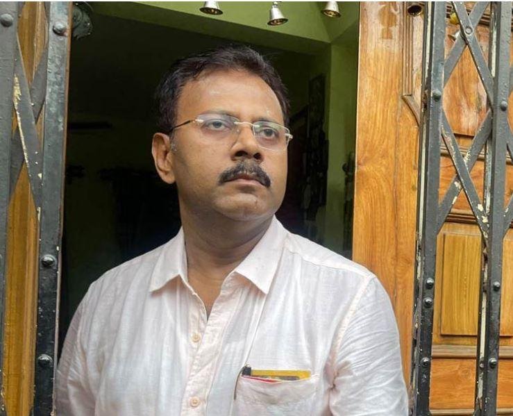 कोलकाता के बेलियाघाटा में सीबीआई टीम के लिए अपना गेट खोलते डॉ. संदीप घोष