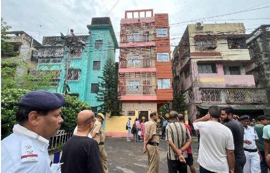 कोलकाता के बेलियाघाटा स्थित डॉ. संदीप घोष के चार मंजिला मकान में जारी सीबीआई की छानबीन के दौरान बाहर जुटी भीड़। 