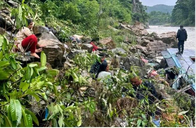नेपाल में नदी में गिरी यूपी के गोरखपुर की सवारी बस के बाद जारी बचाव कार्य।
