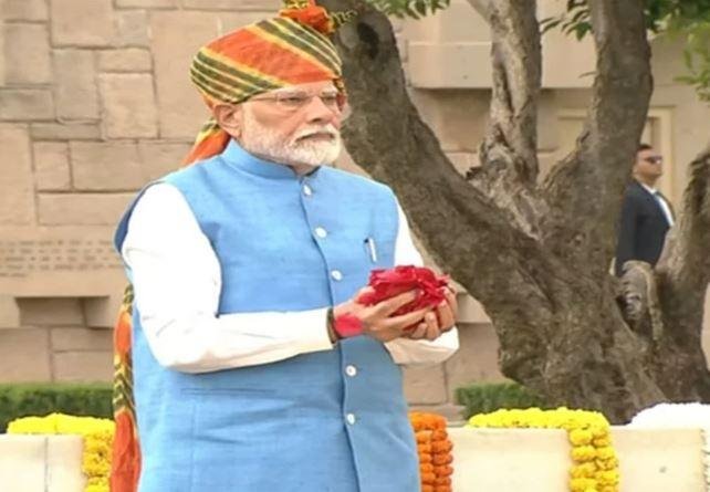 लाल किले पर पीएम मोदी