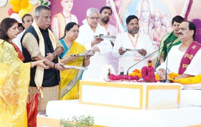 लखनऊ में प्रेमभूषण महाराज संग भगवत् पूजन करते यजमानगण।