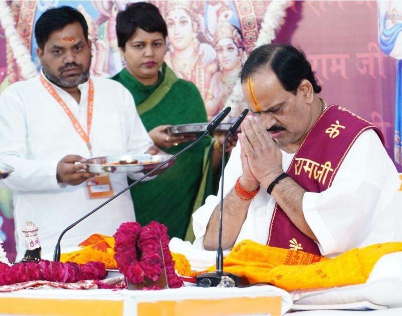 लखनऊ में प्रेमभूषण महाराज संग भगवत् पूजन करते यजमानगण।