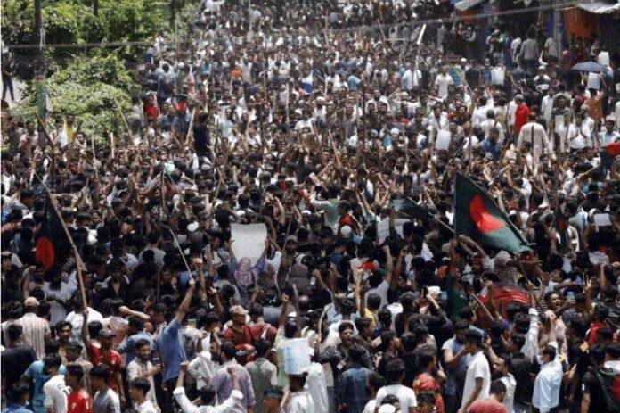 बांग्लादेश की राजधानी ढाका में जुटे आंदोलनकारी