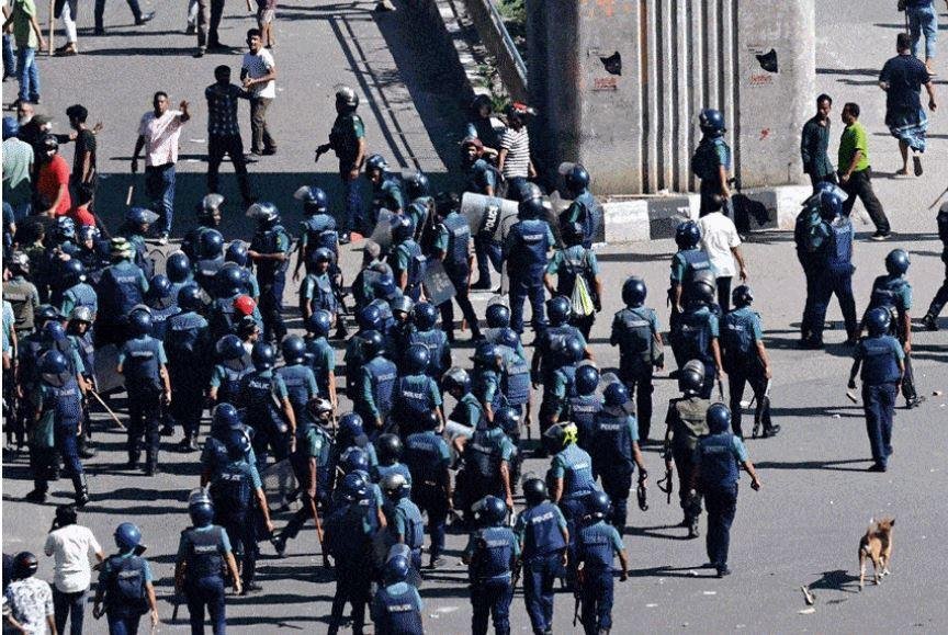 बांग्लादेश की राजधानी ढाका में कर्फ्यू के बीच भी सड़कों पर आ रहे आंदोलनकारियों को खदेड़ते सुरक्षाकर्मी।