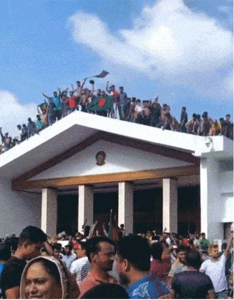 तख्तापलट के बांग्लादेश में जन भवन की छत पर उल्लास करते प्रदर्शनकारी