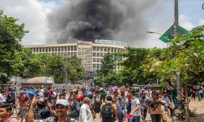 अशांत बांग्लादेश में उपद्रवियों ने होटल फूंका