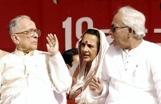 पश्चिम बंगाल में वामपंथी शासनकाल के आखिरी मुखिया बुद्धदेव भट्टाचार्य नहीं रहे, भद्रलोक के रूप में थी पहचान 1 22Scope News पश्चिम बंगाल के पूर्व सीएम स्व. ज्योति बसु और माकपा नेत्री वृंदा करात के साथ स्व. बुद्धदेव भट्टाचार्य की फाइल फोटो