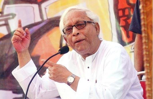 सियासत से अलग साहित्य, संस्कृति, संगीत और फिल्म में भी गहरी रुचि वाली बुद्धदेव भट्टाचार्य की एक अलग दुुनिया भी थी। उसी अंदाज वाली एक पुरानी तस्वीर।