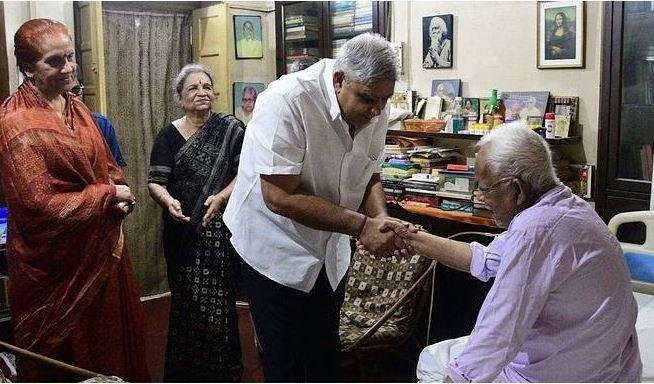 पश्चिम बंगाल में वामपंथी शासनकाल के आखिरी मुखिया बुद्धदेव भट्टाचार्य नहीं रहे, भद्रलोक के रूप में थी पहचान 2 22Scope News सियासत छोड़ने के बाद बीमारी की हालत में अपने फ्लैट में परिजनों के बीच रहते थे दिवंगत बुद्धदेव भट्टाचार्य।