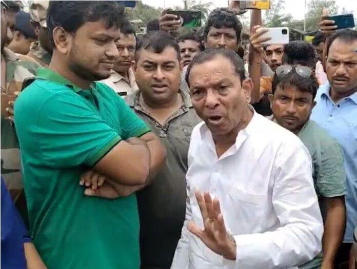 पश्चिम बंगाल मंत्रिमंडल से इस्तीफा देने के बाद मीडिया से मुखातिब तृणमूल नेता अखिल गिरी