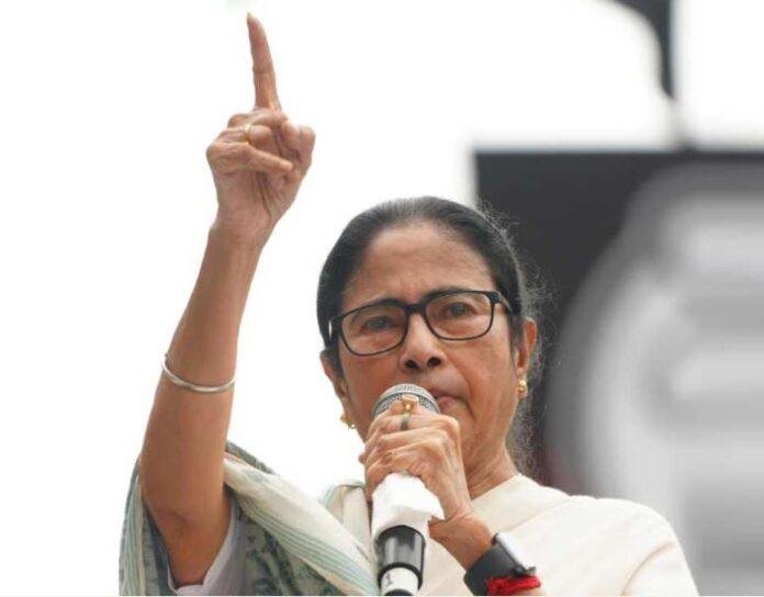 कोलकाता में शुक्रवार अपराह्न प्रतिवाद जुलूस के बाद हुई सभा को संबोधित करतीं सीएम ममता बनर्जी