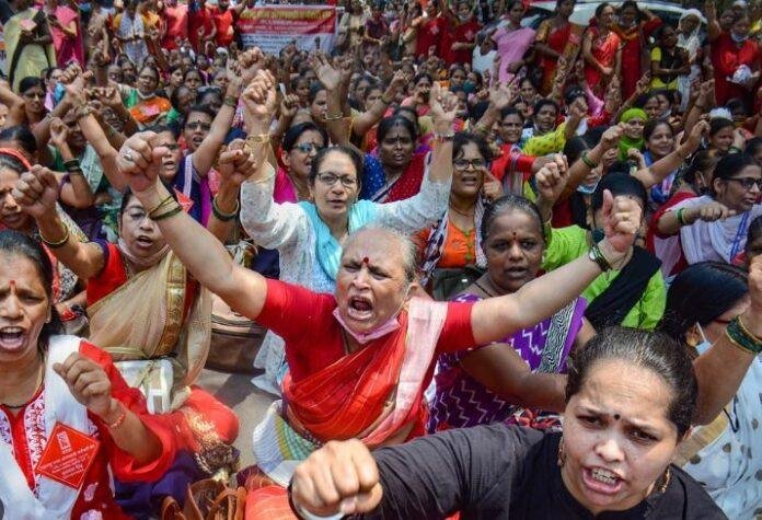 यूनियनों के प्रदर्शन की फाइल फोटो-min ट्रेड यूनियनों के प्रदर्शन की फाइल फोटो