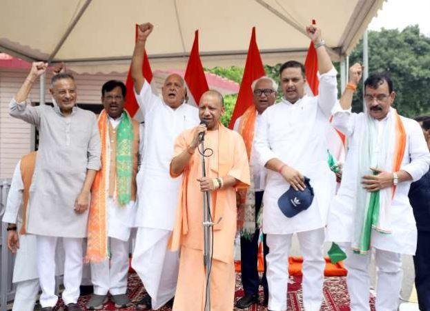 Breaking : मुख्यमंत्री योगी ने तिरंगा यात्रा बाइक रैली का किया शुभारम्भ, बोले – पीएम के आह्वान पर 4.5 करोड़ घरों तक पहुंचेगा तिरंगा लखनऊ में तिरंगा यात्रा के शुभारंभ के मौके पर आयोजित कार्यक्रम में सीएम योगी।