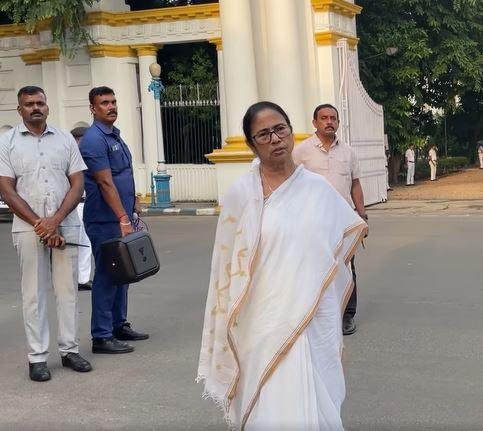 गुरूवार को राजभवन में मुख्यमंत्री ममता बनर्जी।