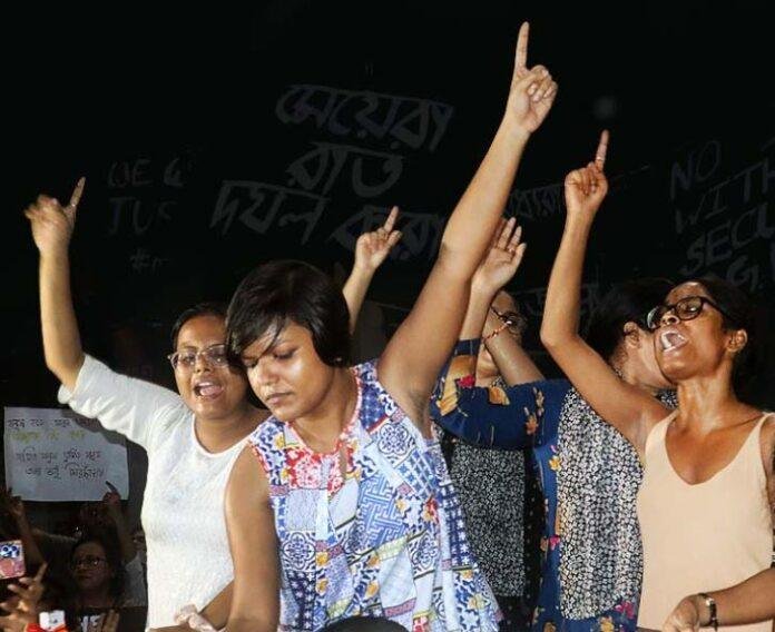 Tollywood कोलकाता में बुधवार आधी रात को आरजी कर घटना के विरोध में प्रदर्शन करती छात्राएं।