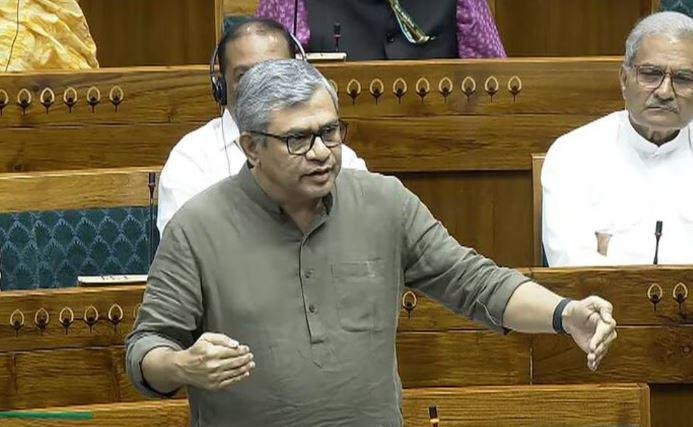 लोकसभा में रेल बजट पर बोलते रेल मंत्री अश्विनी वैष्णव