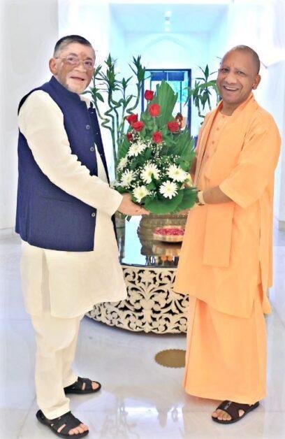 लखनऊ में सीएम योगी से मिले झारखंड के राज्यपाल संतोष गंगवार