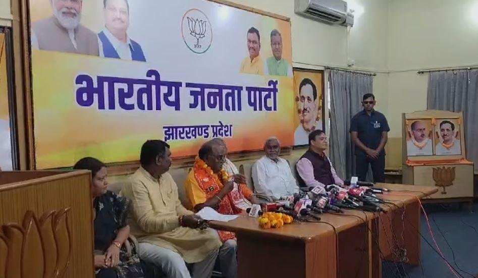 Breaking : बीजेपी का दामन थामते ही लोबिन का बड़ा बयान-यह सरकार बाहर के लोगों का वोट बैंक बनाना चाहती है और... Breaking : बीजेपी में शामिल हुए लोबिन