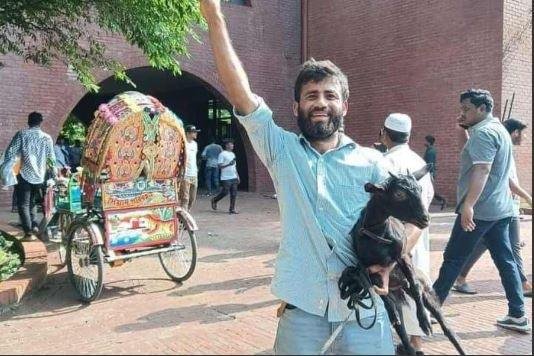 ढाका में शेख हसीना के आवास से बकरियों को लूटकर ले जाते प्रदर्शनकारी।