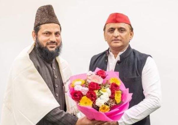 सपा सांसद अखिलेश यादव के साथ-min समाजवादी पार्टी के सांसद मौलाना मोहिबुल्लाह नदवी अखिलेश यादव के साथ