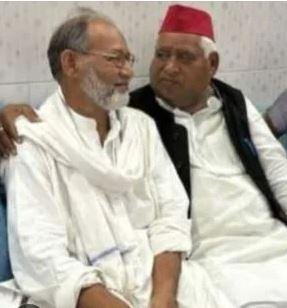 अयोध्या दुष्कर्म केस का मुख्य आरोपी की सपा सांसद अवधेश पासी संग पुरानी फोटो।